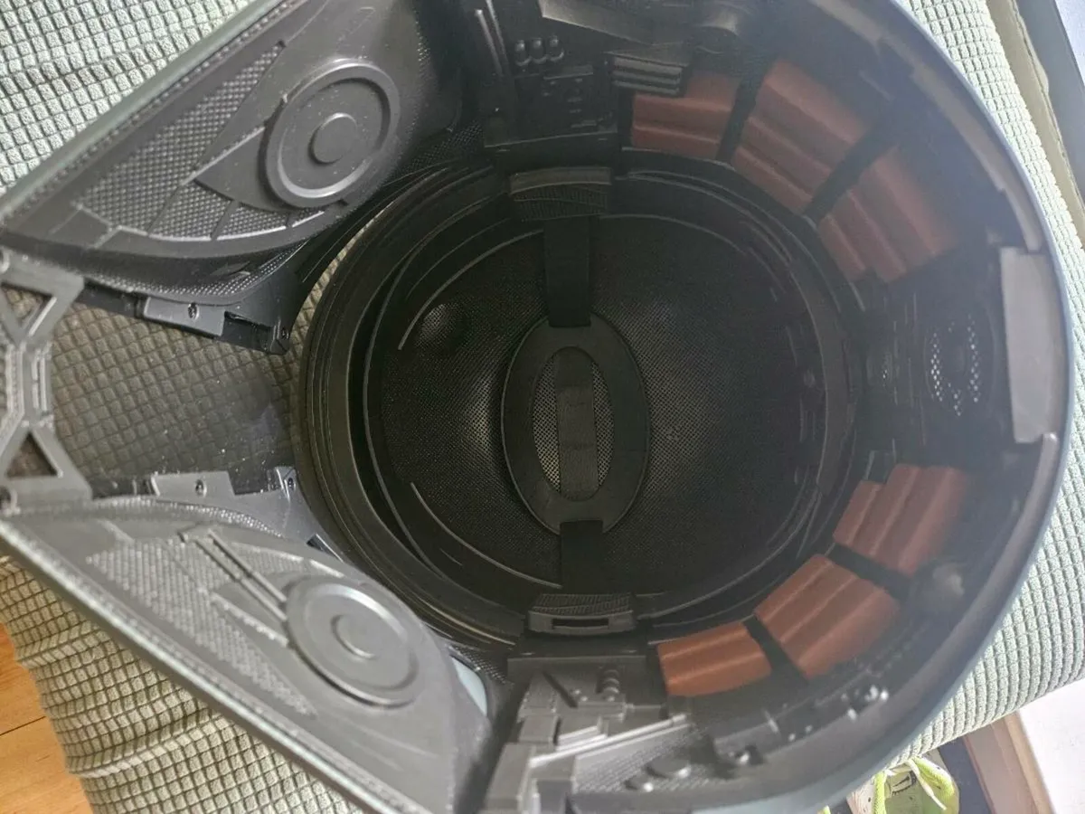 Boba fett black series helmet - Image 4