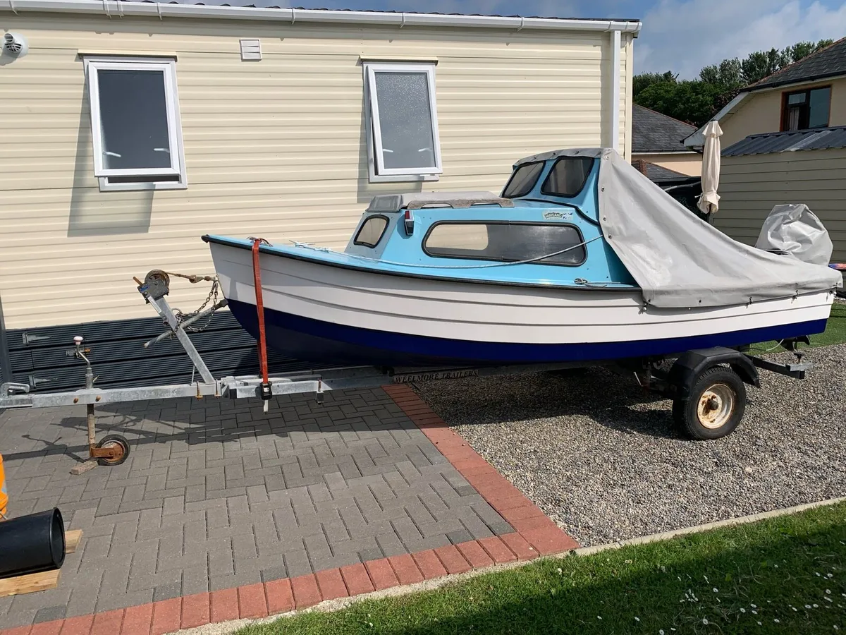 Boat with engine and trailer - Image 2