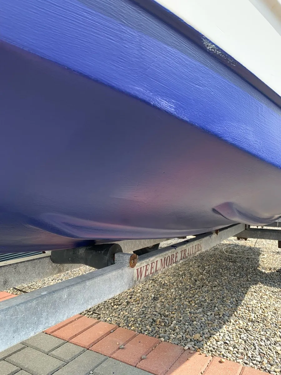 Boat with engine and trailer - Image 3