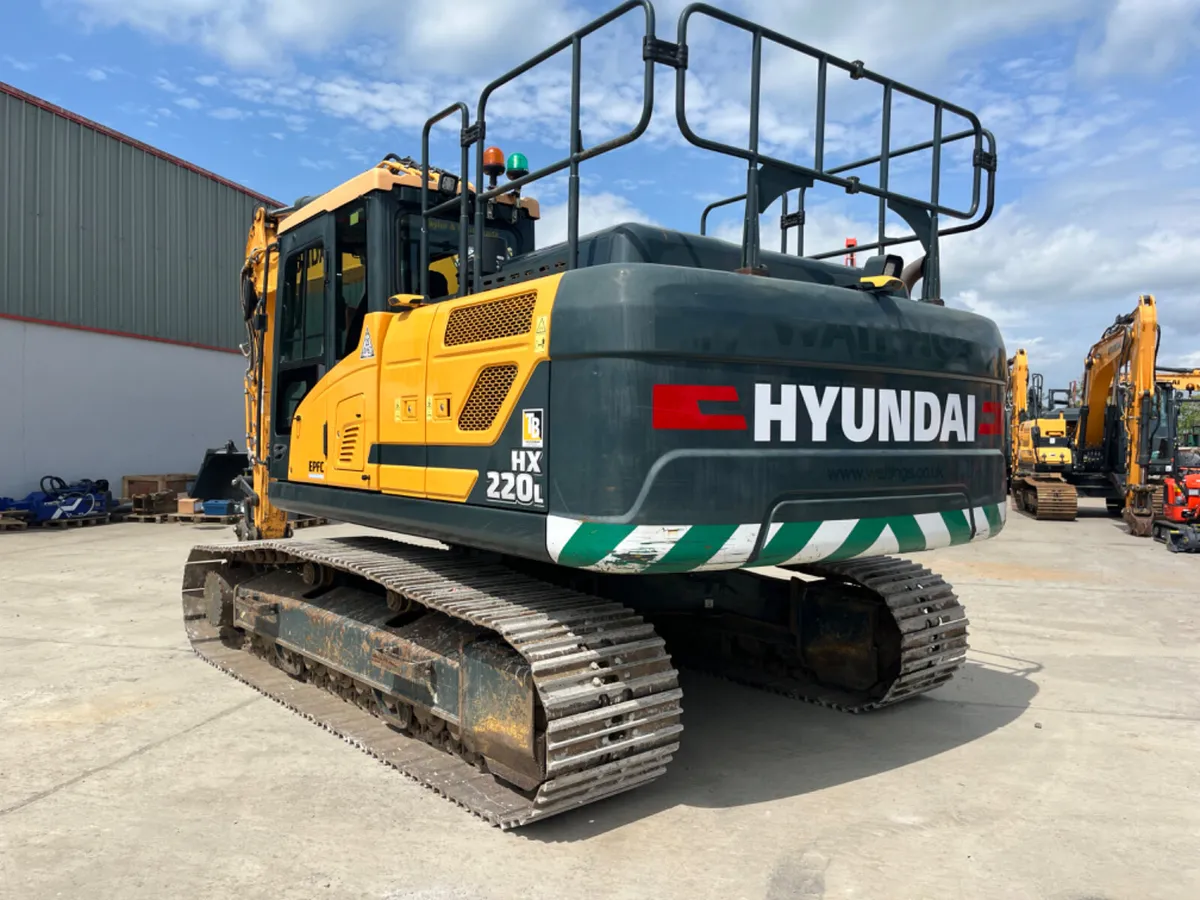 2020 Hyundai HX220L Excavator - Image 3