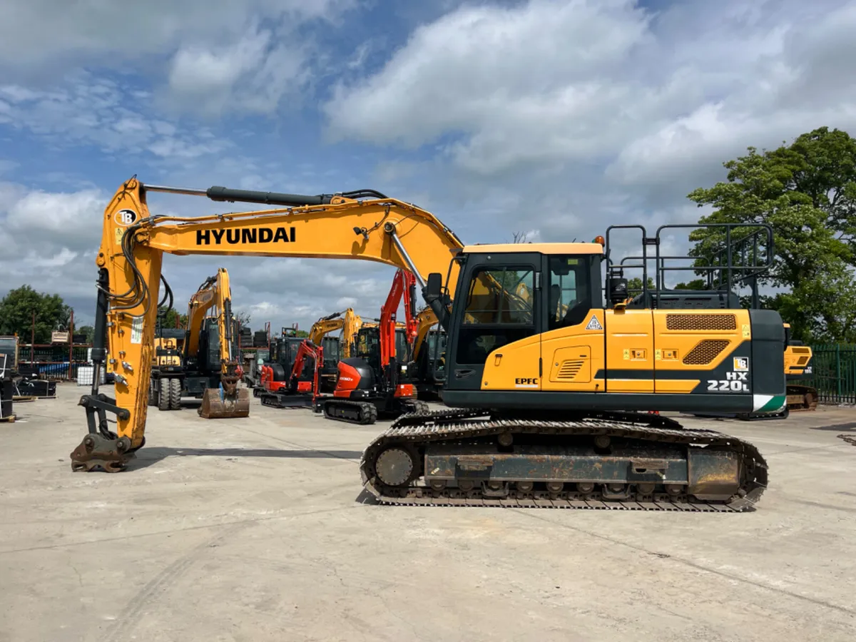 2020 Hyundai HX220L Excavator - Image 1
