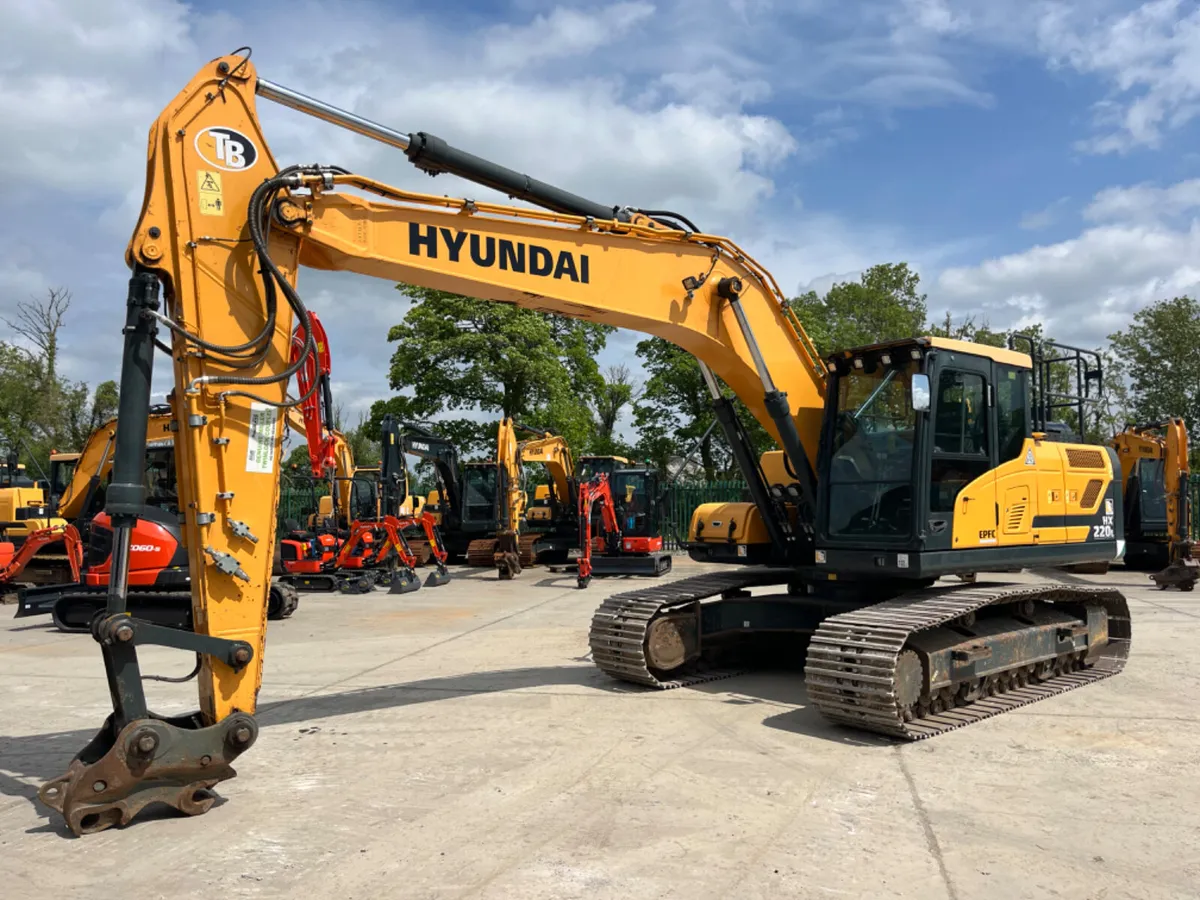 2020 Hyundai HX220L Excavator - Image 2