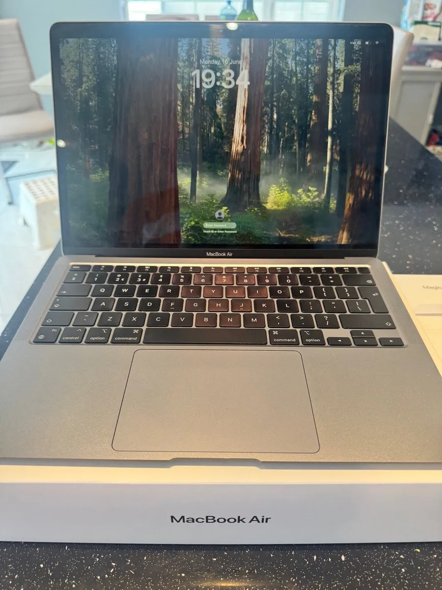 MacBook Air M1 (2020) with Magic Trackpad - Image 2