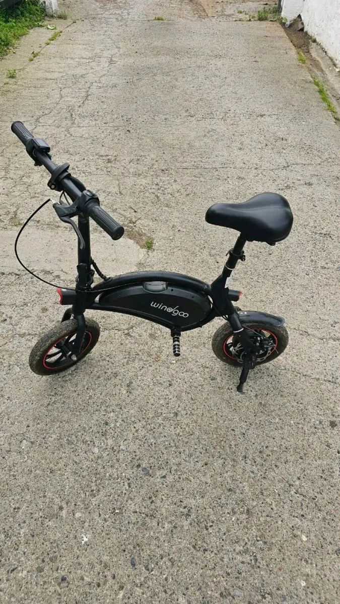 Seated electric scooter - Image 1