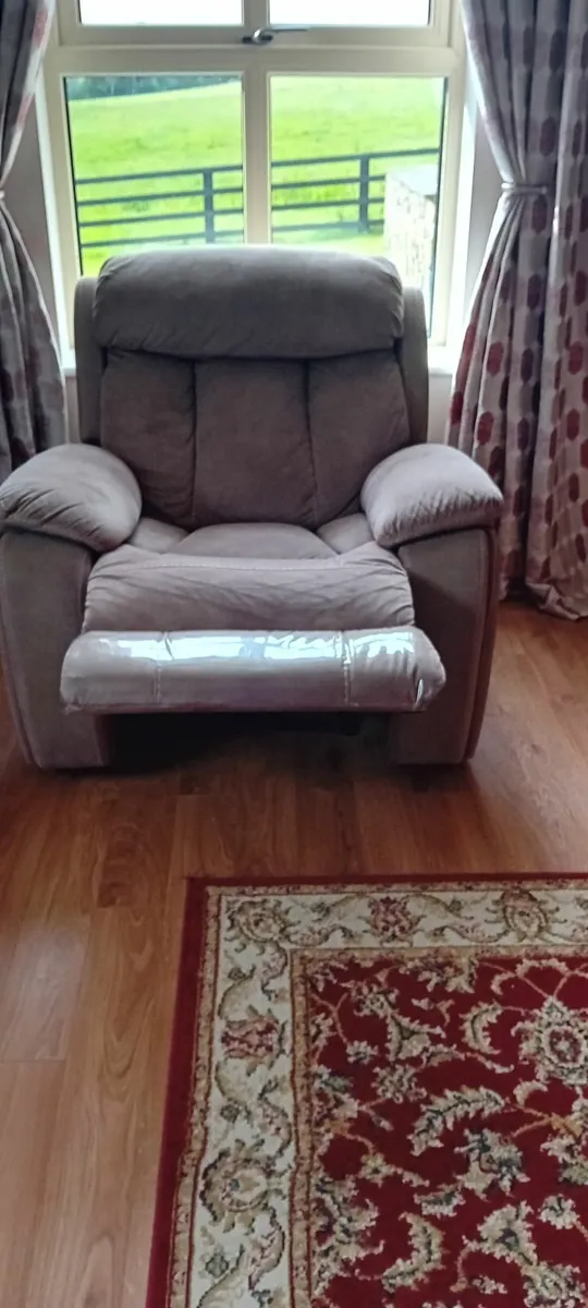 Recliner couch and chairs - Image 3