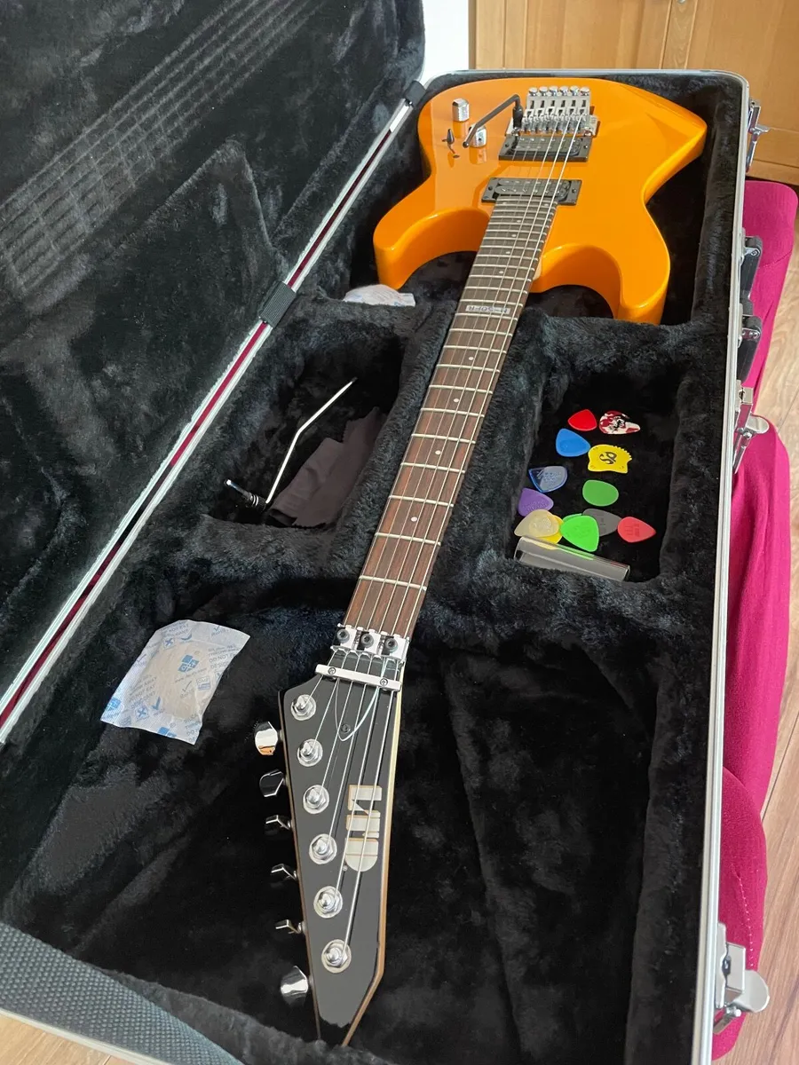 Ltd Esp 50fr, Case, Boss GT6, Marshall Mg100DFX - Image 3