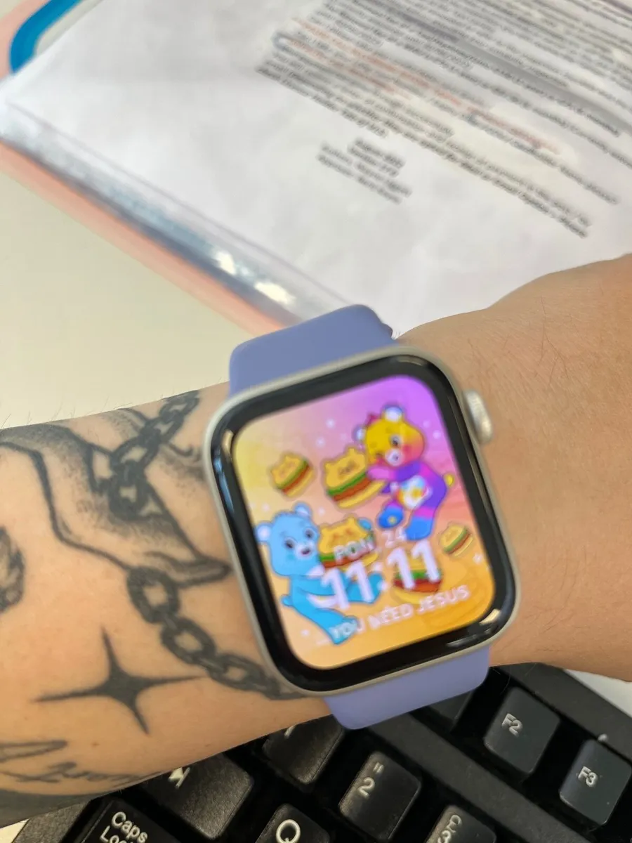Apple Watch SE with straps and cable in gold - Image 1