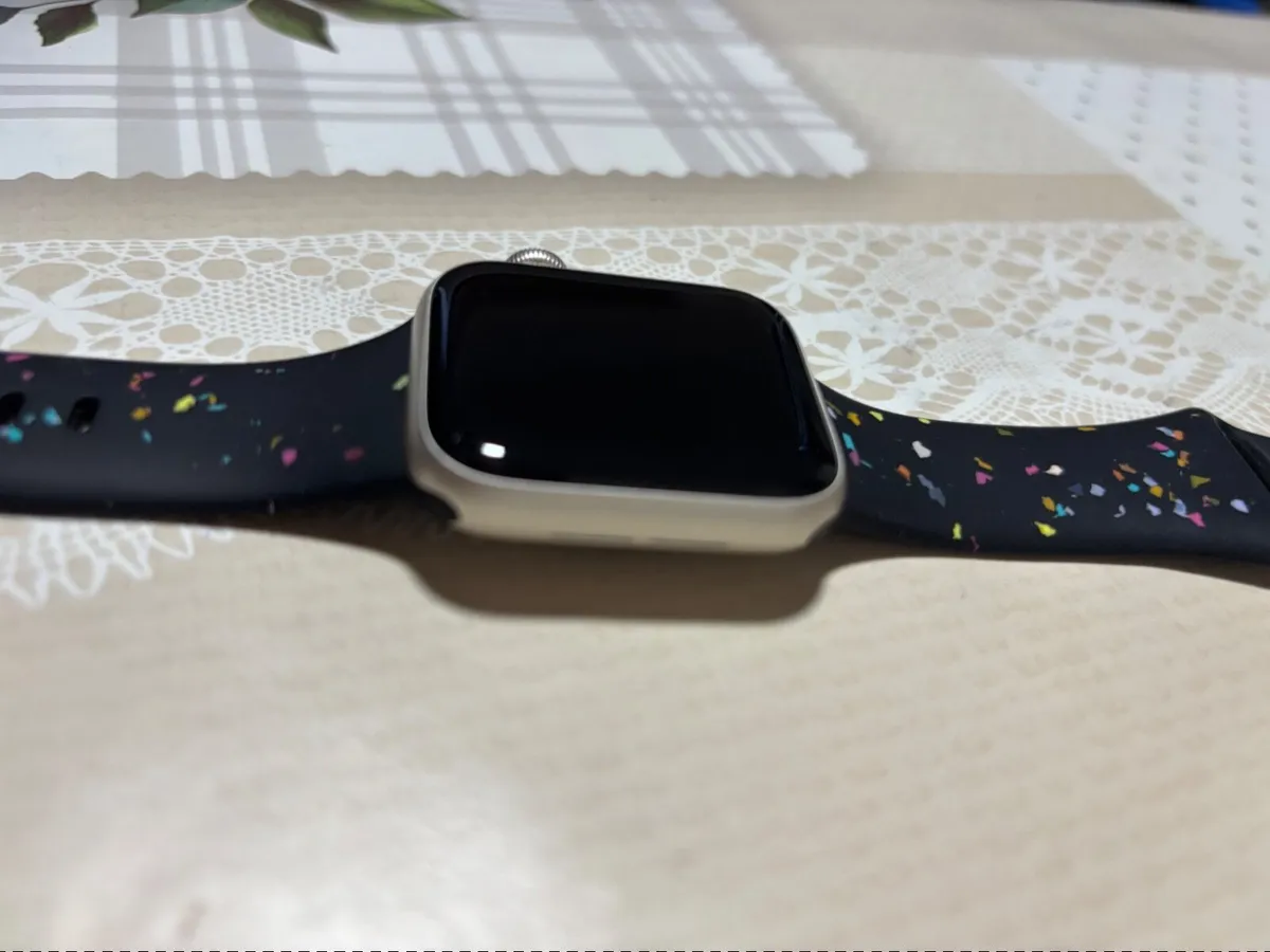 Apple Watch SE with straps and cable in gold - Image 2