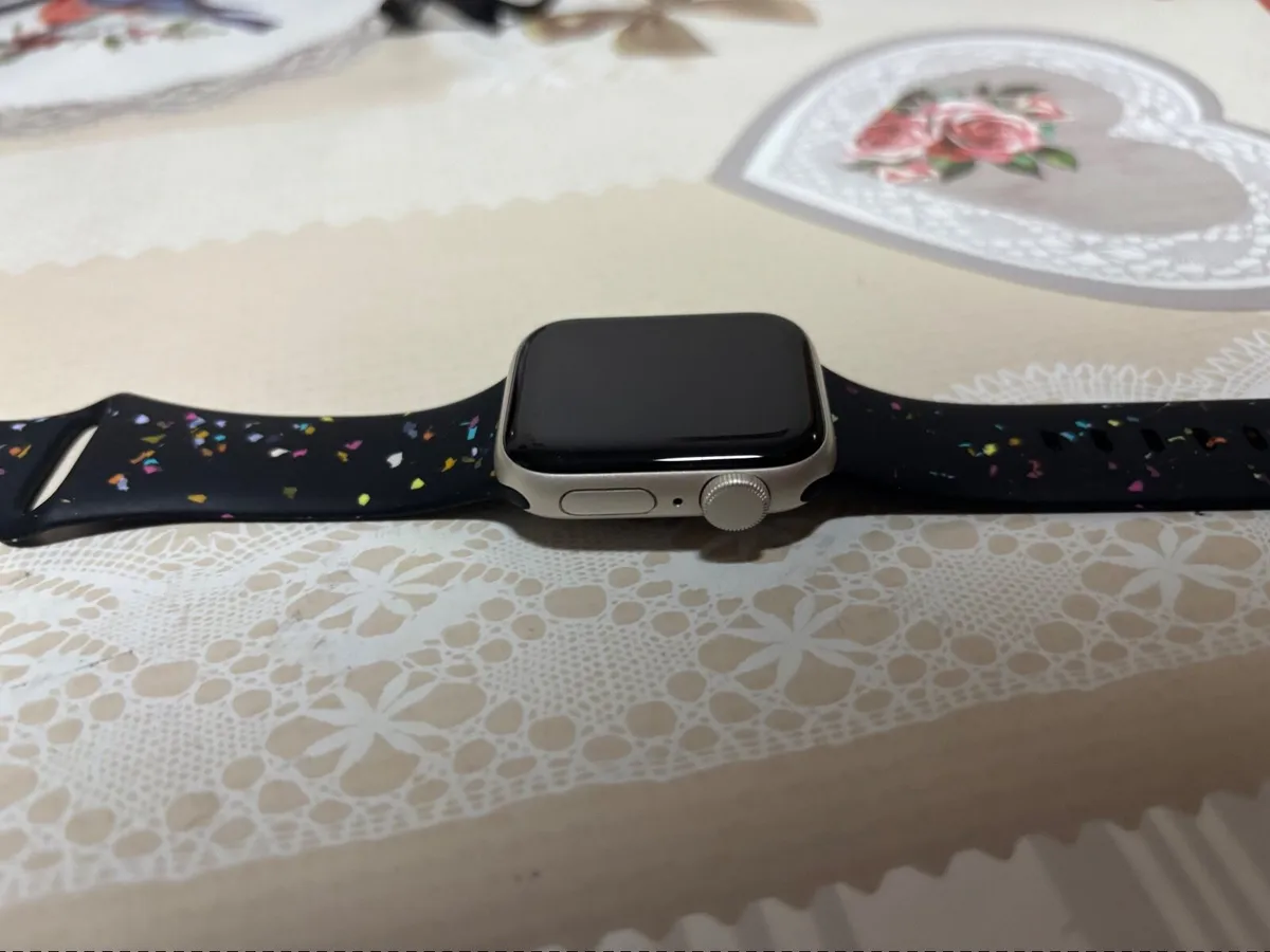 Apple Watch SE with straps and cable in gold - Image 3