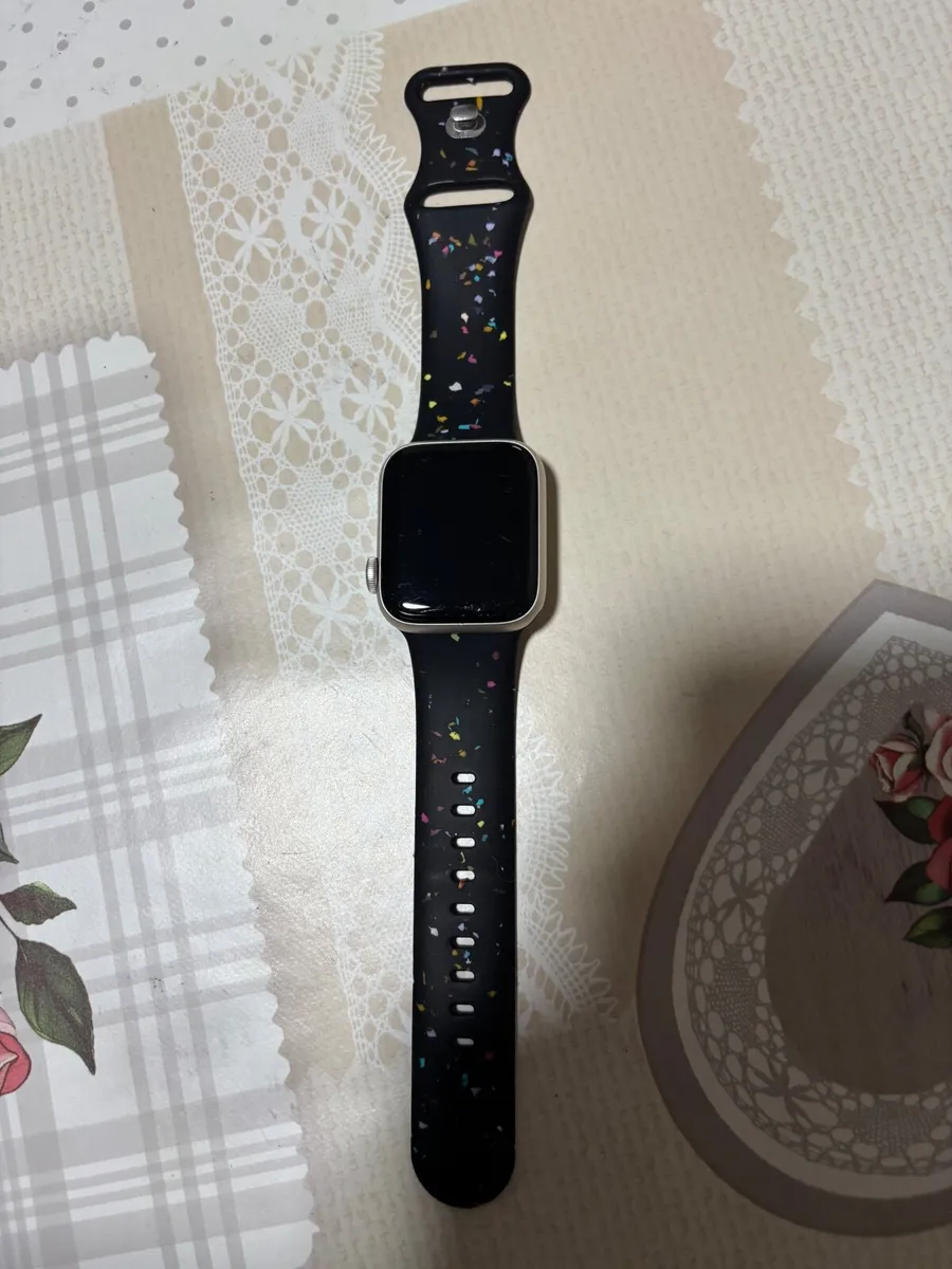 Apple Watch SE with straps and cable in gold - Image 4