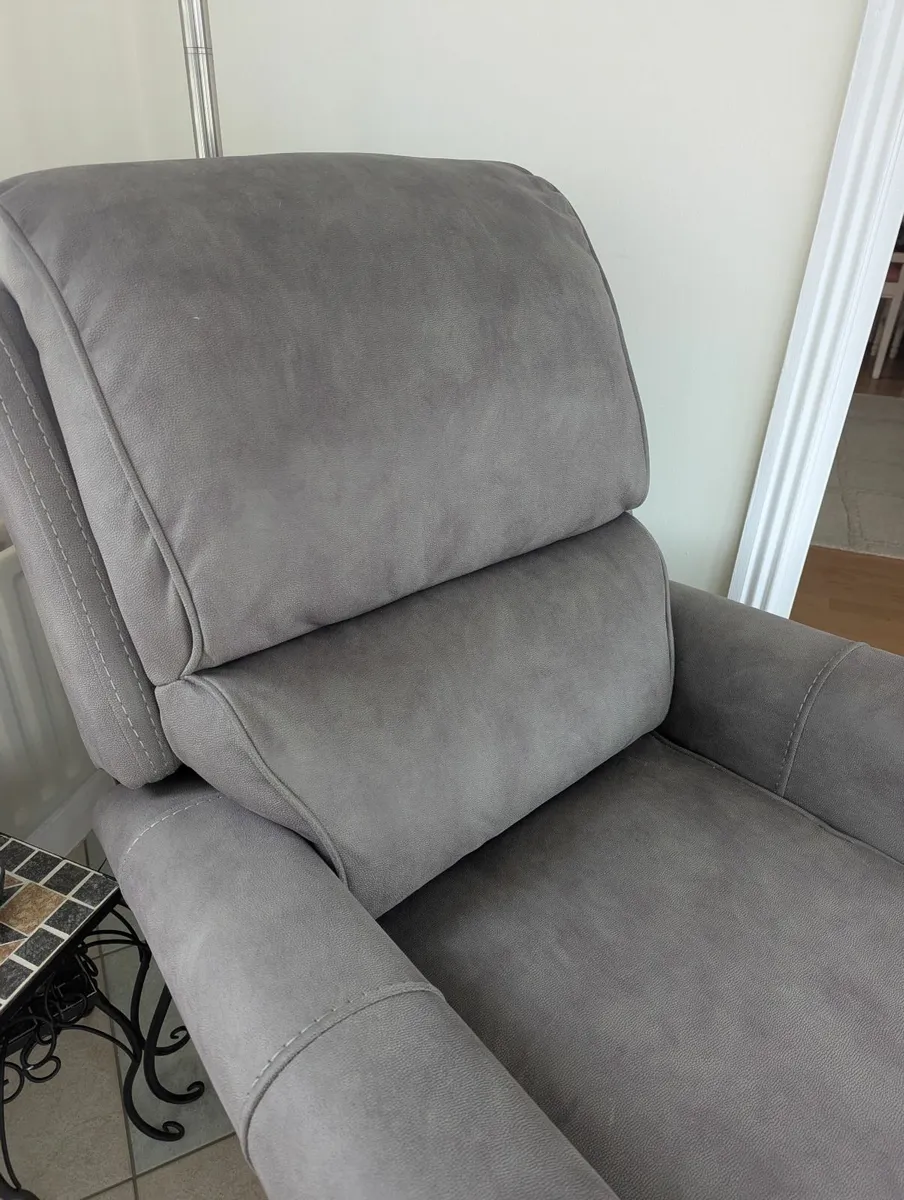 2 Recliner Armchairs - Image 1