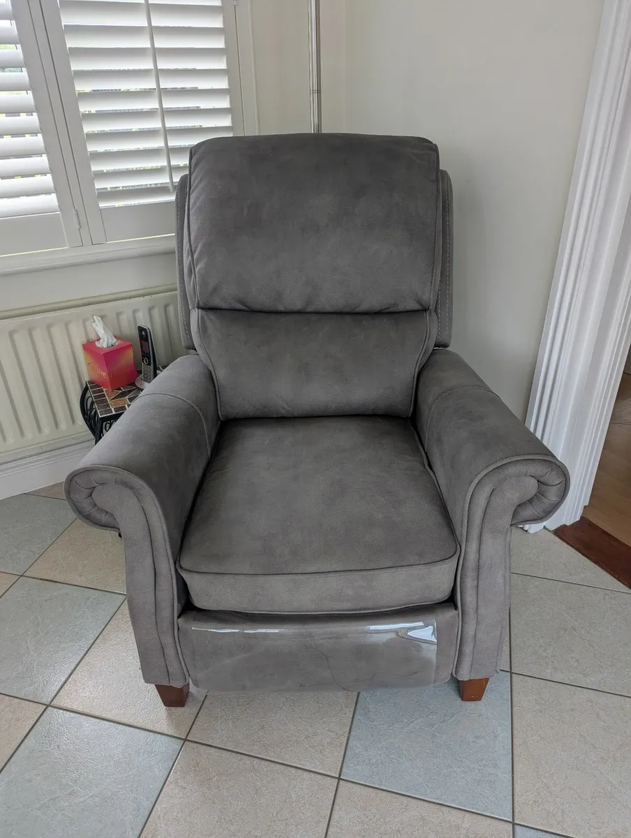 2 Recliner Armchairs - Image 2
