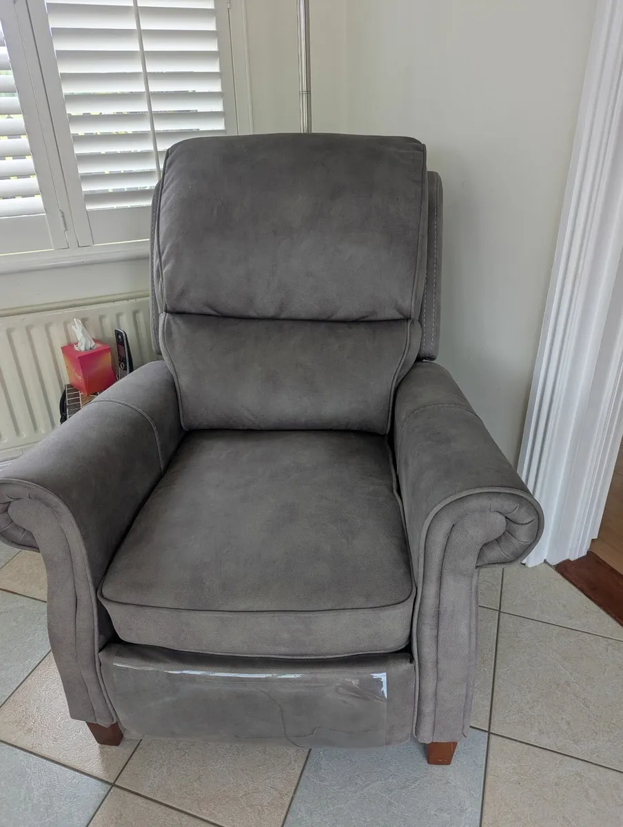 2 Recliner Armchairs - Image 3