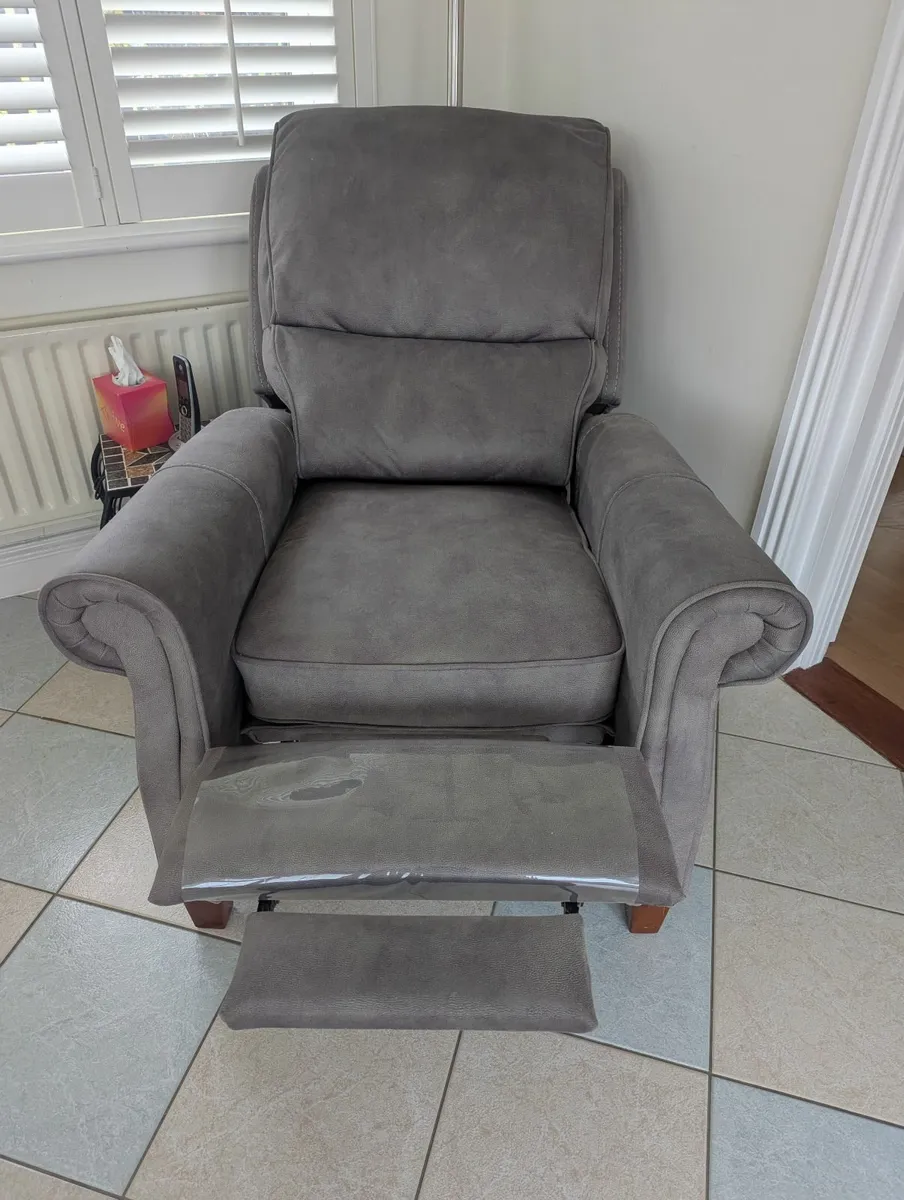 2 Recliner Armchairs - Image 4