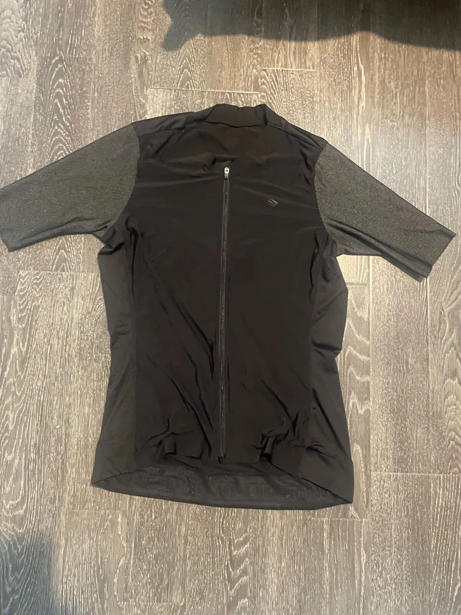 Selection of cycling jerseys - Image 3
