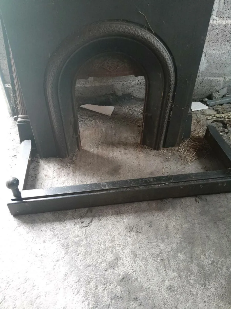 Cast iron fire place - Image 1