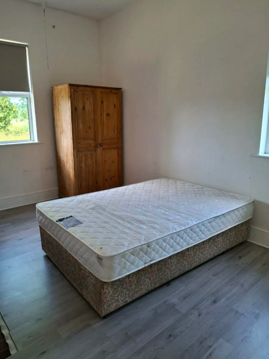 Beds and bedroom furniture - Image 3