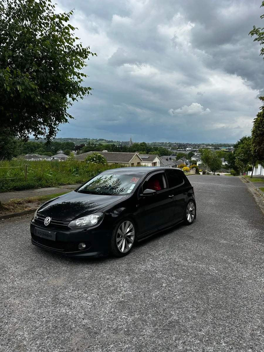 R-line Volkswagen Golf - Image 2