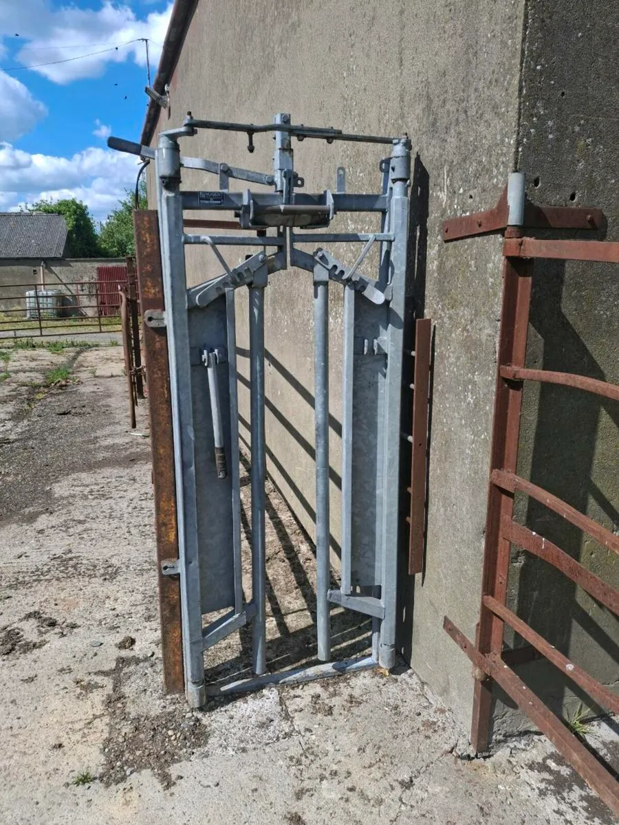 Crush gate - Image 1