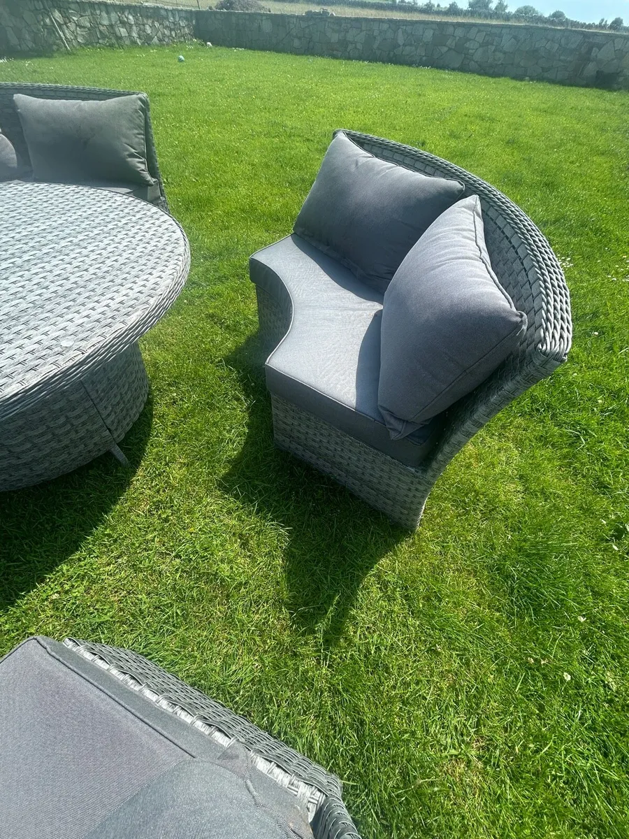 Outdoor table 8 seater - Image 4