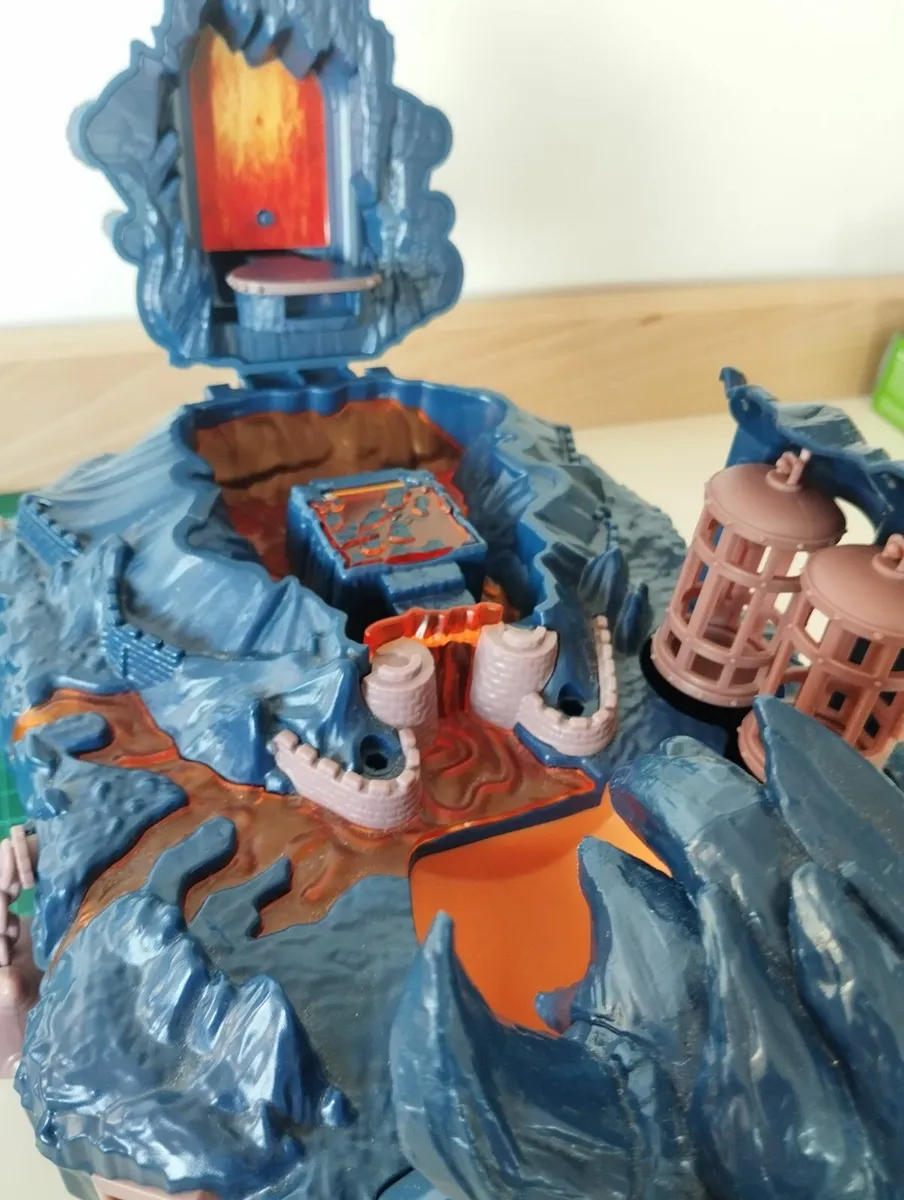 Bowser's Island Castle Playset - Image 4