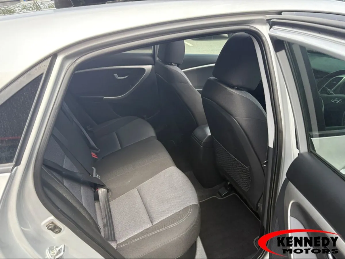 Hyundai i30 1.6 Premium 5DR - Image 4