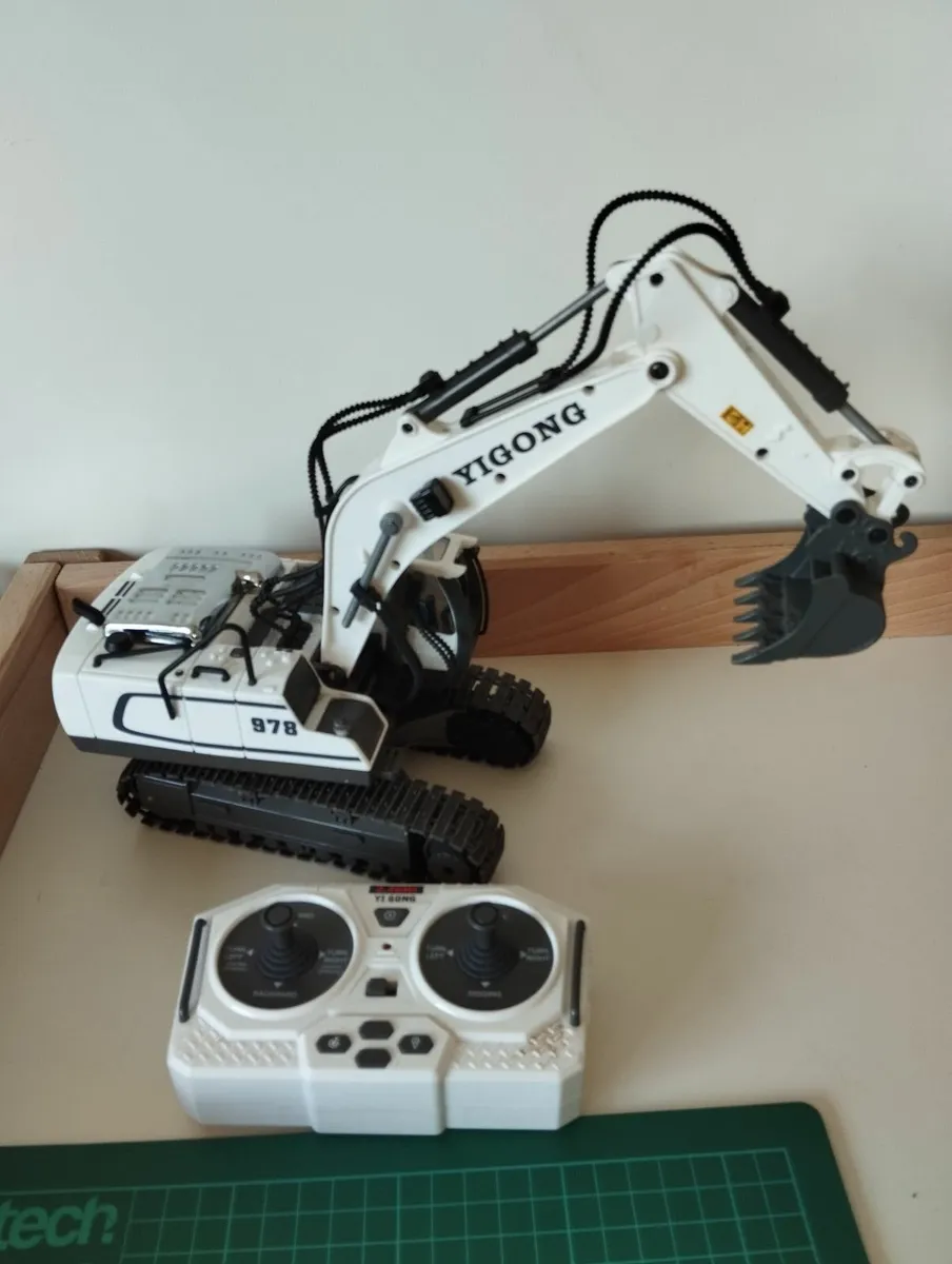 YiGONG Remote control Excavator - Image 3