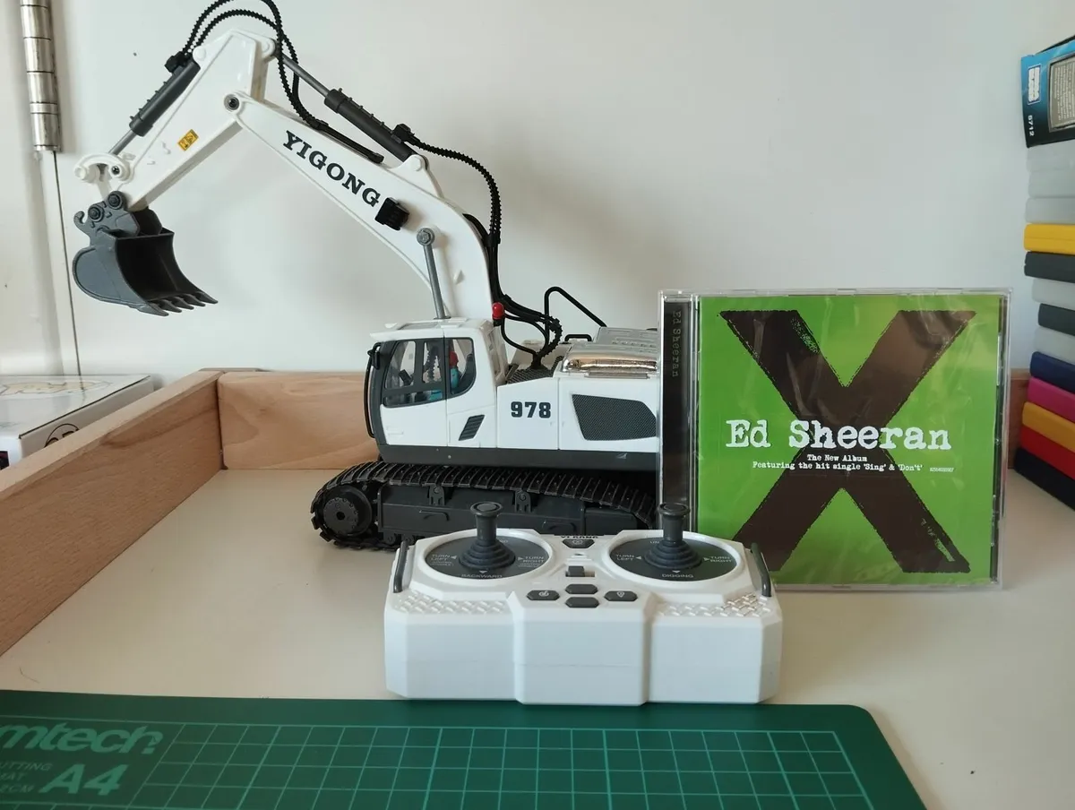 YiGONG Remote control Excavator - Image 4