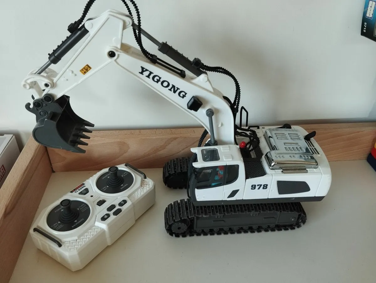 YiGONG Remote control Excavator - Image 1