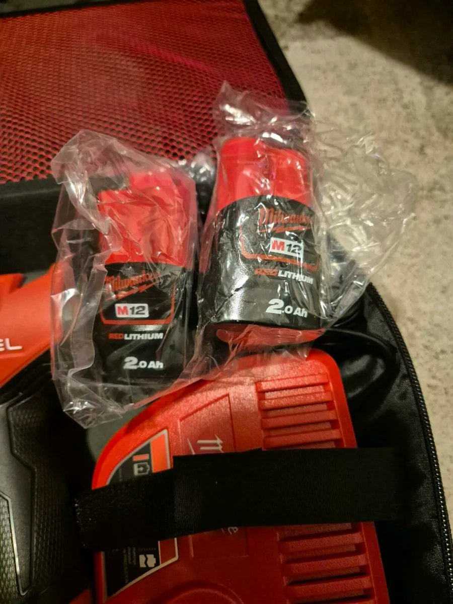 Milwaukee M12 Fuel 18 Gauge Nail Gun Kit - Image 2