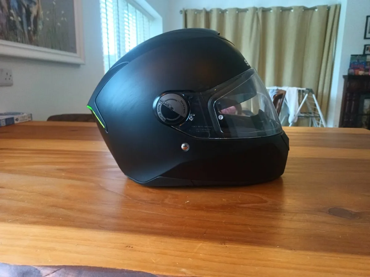 Shark Motorcycle Helmet - Image 3