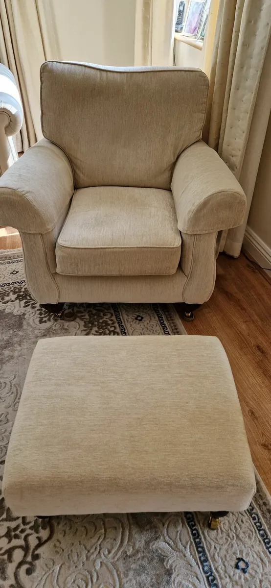 3,2 & 1 seater + footstool - Image 1