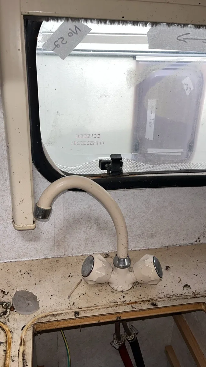 Caravan parts and windows - Image 2
