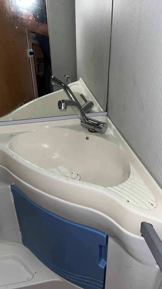 Caravan parts and windows - Image 3