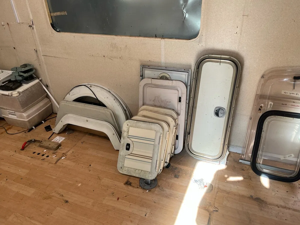 Caravan parts and windows - Image 4