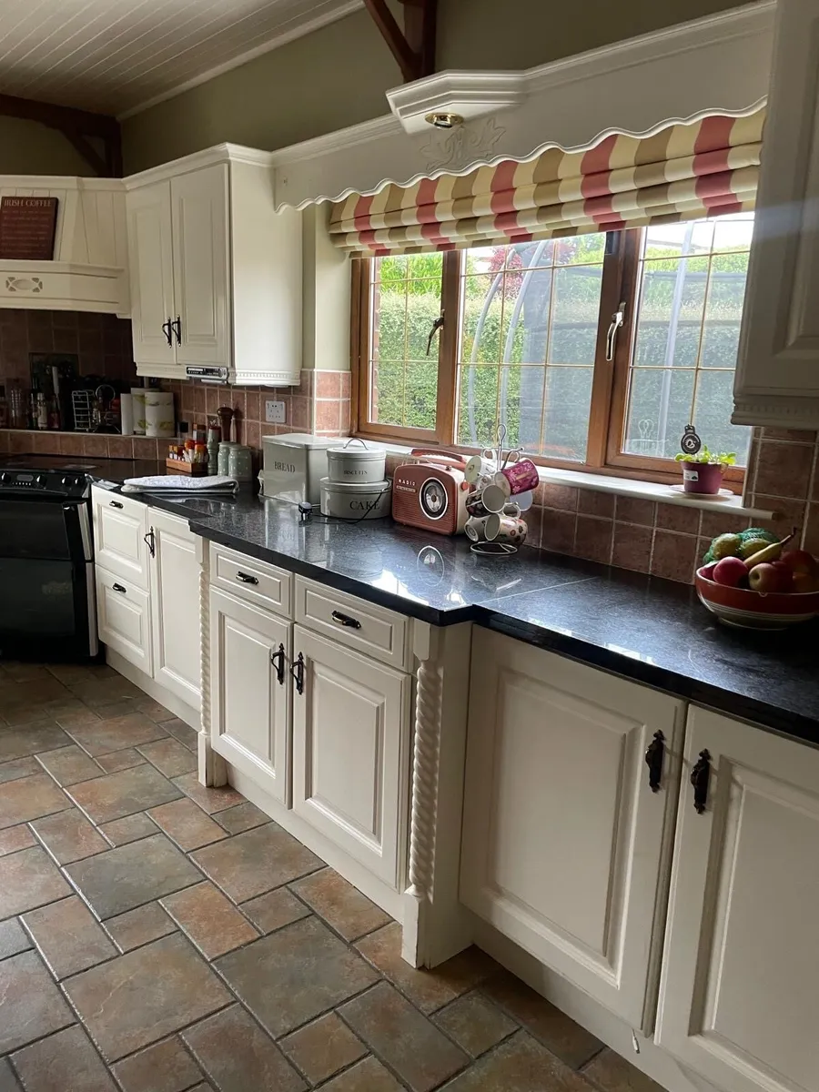 Solid oak kitchen - Image 1