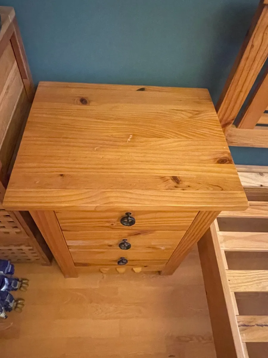 Bed and lockers - Image 3