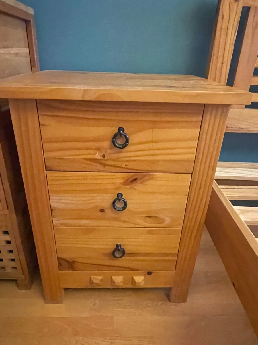 Bed and lockers - Image 4