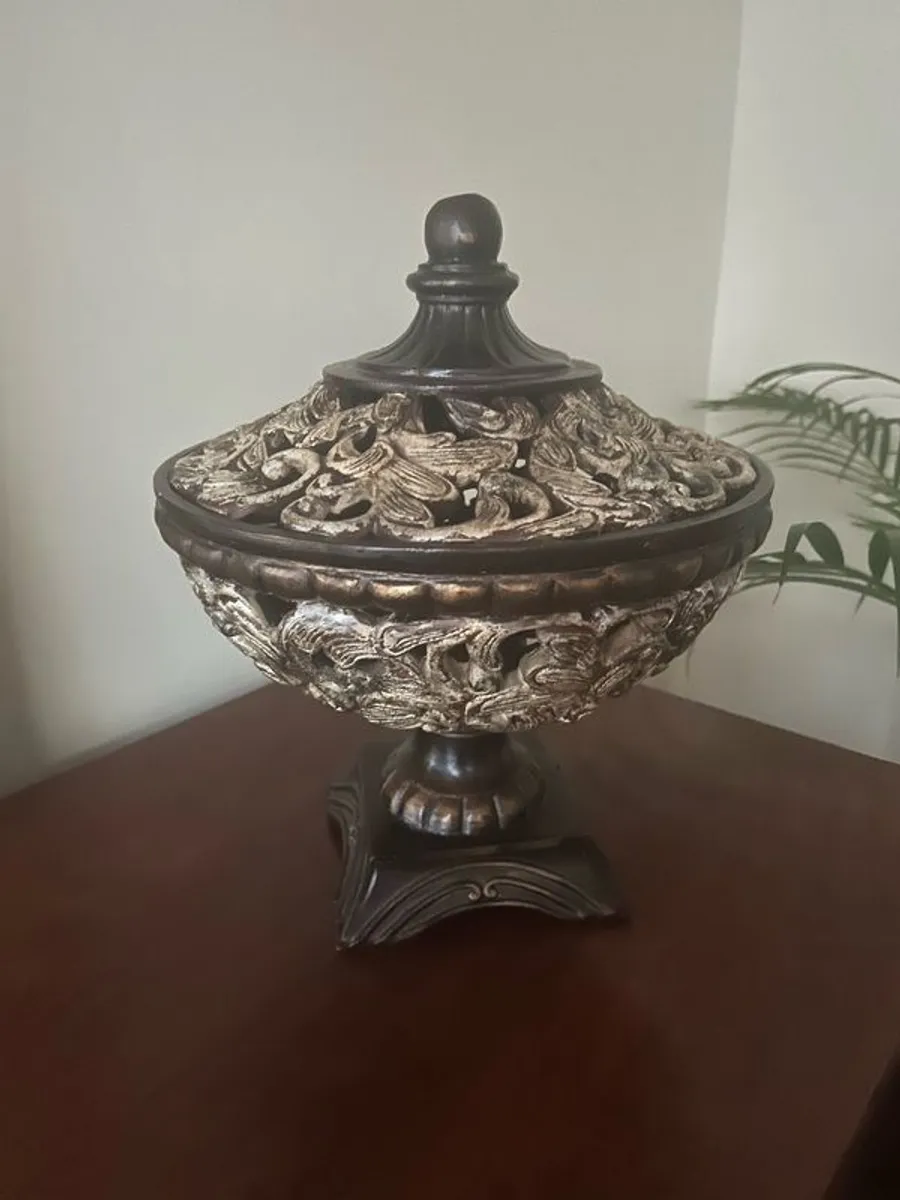 Ornate bowel with lid / Accent piece - Image 1