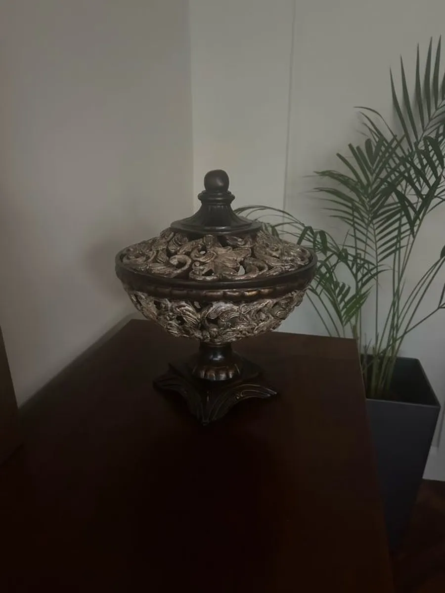 Ornate bowel with lid / Accent piece - Image 3