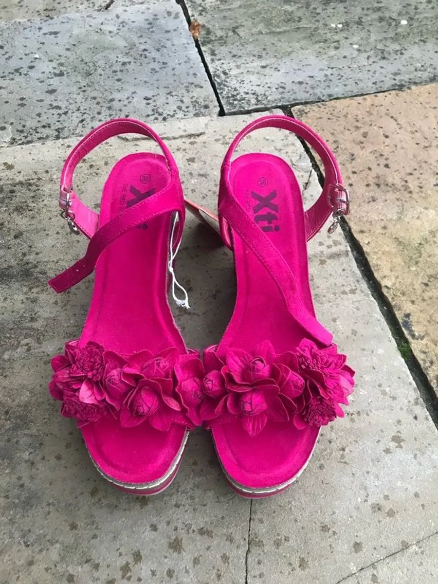 Sandal Wedges Wonen's size 5(38) - Image 1