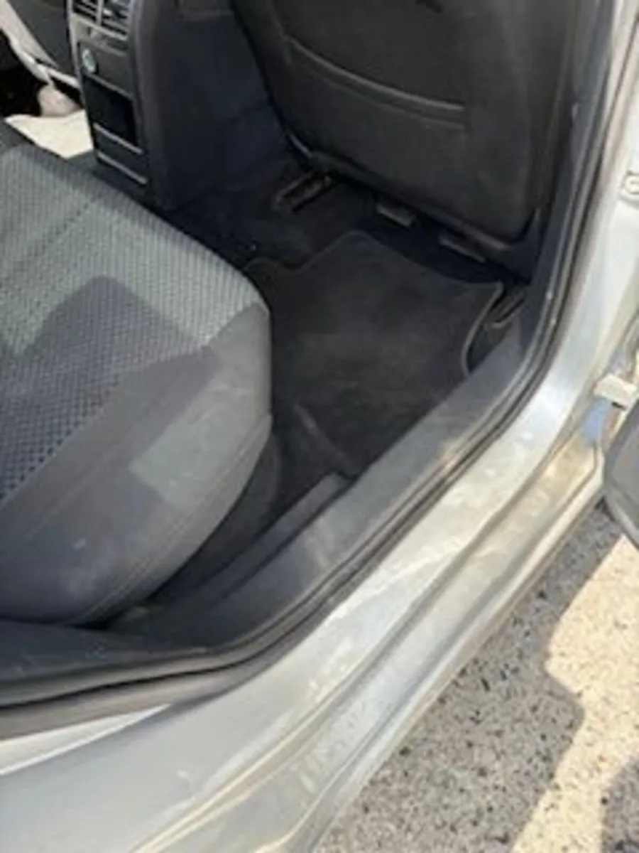 Volkswagen Jetta 2012 - Image 2