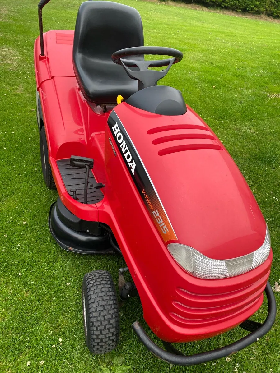 Honda ride on lawnmower - Image 1