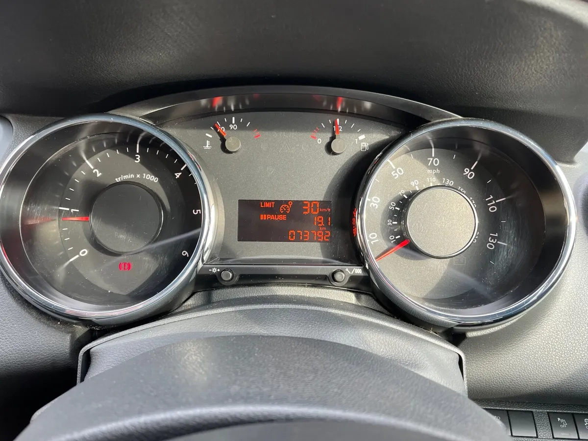 Peugeot 5008 2015 - Image 2