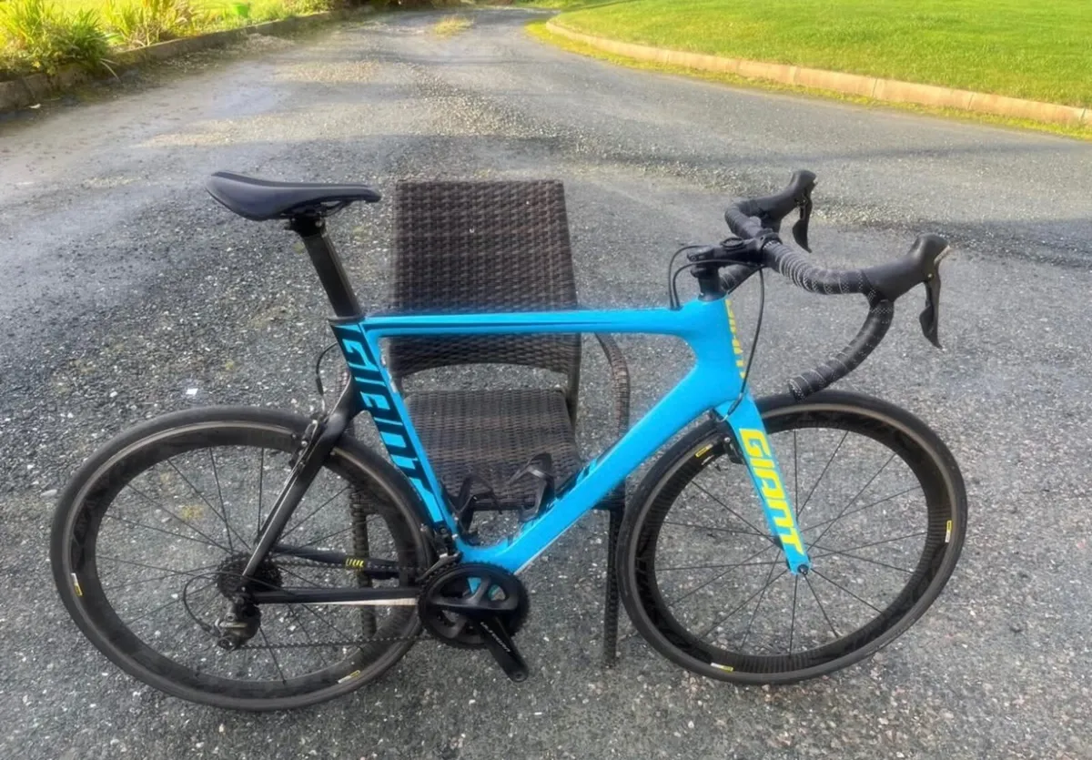 2018 Giant  Propel   Men's Road Bike - Image 1