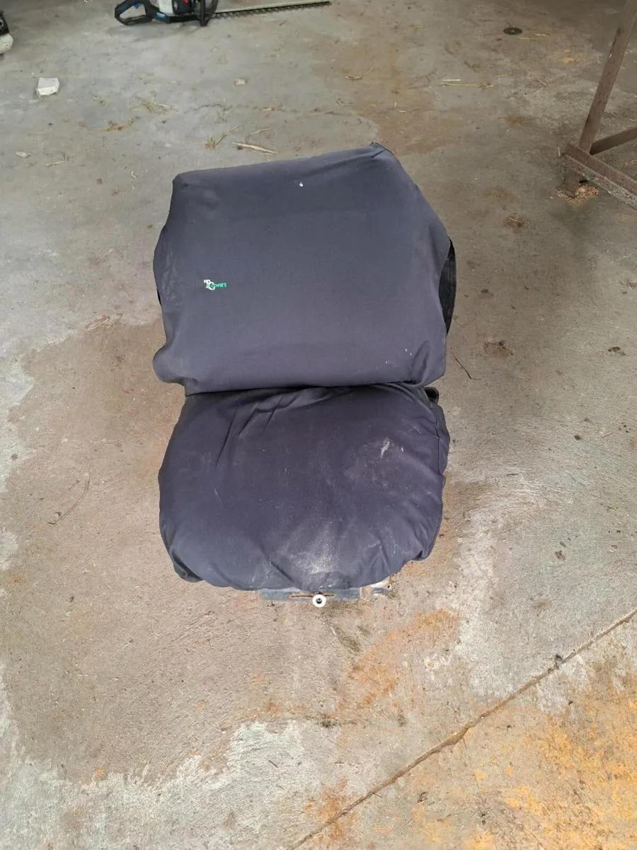 Tractor seat. - Image 1