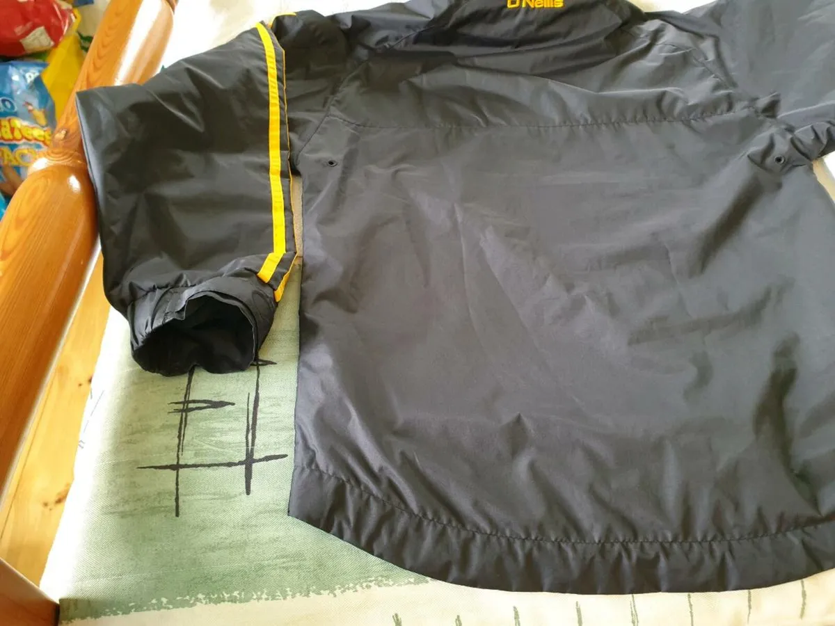 Donegal Gaelic Football Coat 2016 to 2017 - Image 3