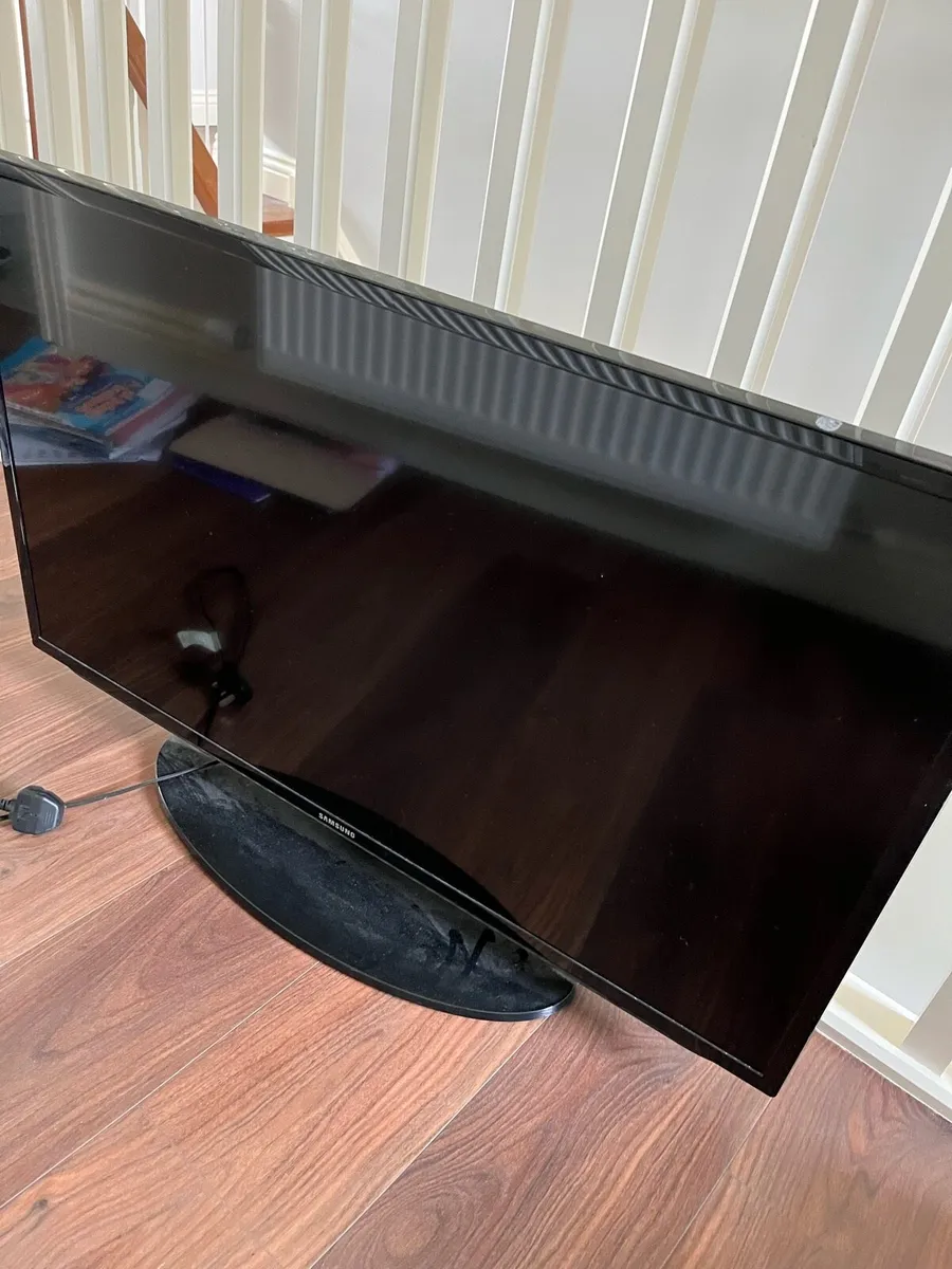 King size bed. 38” Samsung TV - Image 2