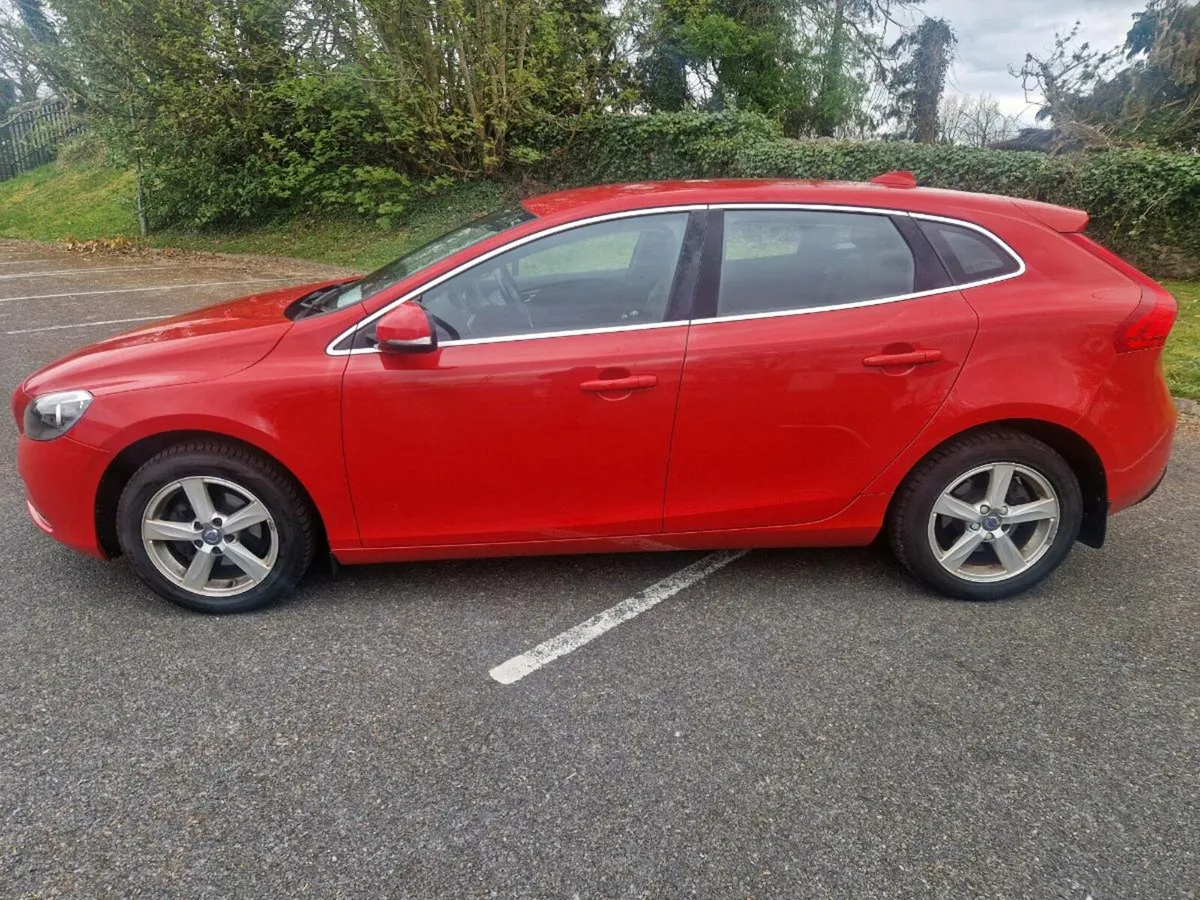 151 VOLVO V40 NCT 10/25 & TAXED 8/25 €9450 ono! - Image 4