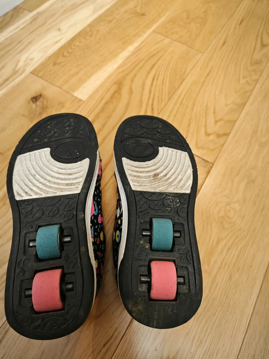 Kids Heelys shoes - size 2(UK) - Image 2